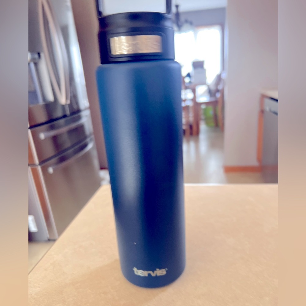Tervis Guzzler navy blue water bottle-24 oz